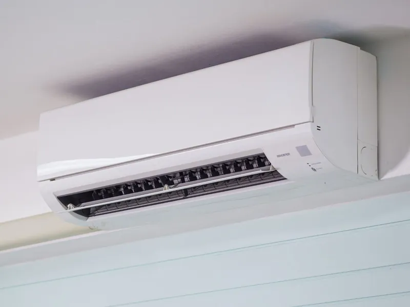 Técnico de Tecnoclima atiende un aire acondicionado split